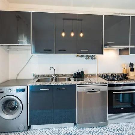 Modern 5 Mins Walking To The Santuary 아파트 파티마